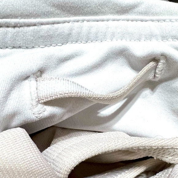 LULULEMON Short White and Grey Patterned, Size 8 -#308 - Picture 11 of 12